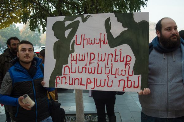 Митинг у здания Правительства в Ереване против домашнего насилия - Sputnik Արմենիա