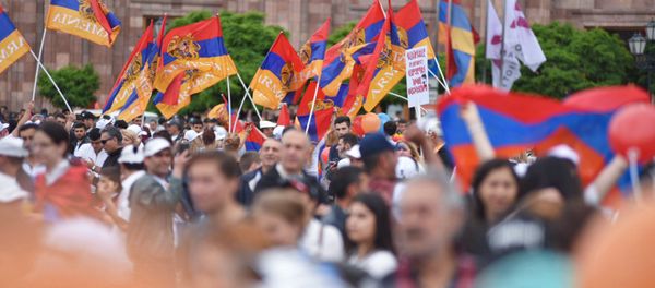 Сторонники Никола Пашиняна собираются на площади Республики (8 мая 2018). Еревaн - Sputnik Армения