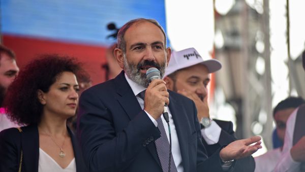 Выступление премьер-министра Армении Никола Пашиняна на площади Республики (8 мая 2018). Еревaн - Sputnik Արմենիա