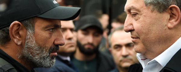 Встреча Президента РА Армена Саркисяна и лидера оппозиционной фракции Елк Никола Пашиняна на площади Республики (21 апреля 2018). Ереван Встреча Президента РА Армена Саркисяна и лидера оппозиционной фракции Елк Никола Пашиняна на площади Республики (21 апреля 2018). Ереван - Sputnik Արմենիա