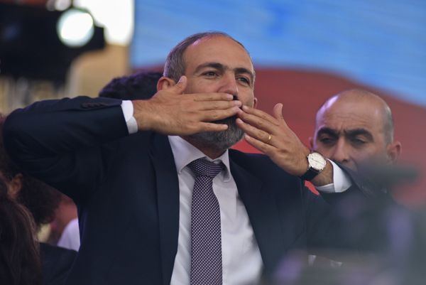 Премьер-министр Армении Никол Пашинян на площади Республики (8 мая 2018). Еревaн - Sputnik Армения