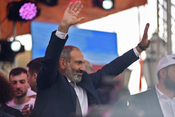 Премьер-министр Армении Никол Пашинян на площади Республики (8 мая 2018). Еревaн - Sputnik Армения