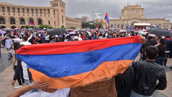 Площадь Республики после выбора Никола Пашиняна премьер-министром Армении (8 мая 2018). Еревaн Площадь Республики после выбора Никола Пашиняна премьер-министром Армении (8 мая 2018). Еревaн - Sputnik Արմենիա
