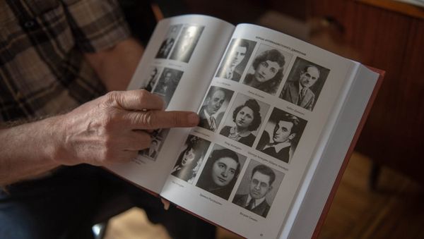 Книга Армянский народ в Великой Отечественной войне 1941-1945 гг. Климента Арутюняна - Sputnik Армения