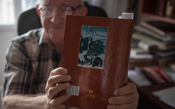 Книга Армянский народ в Великой Отечественной войне 1941-1945 гг. Климента Арутюняна Книга Армянский народ в Великой Отечественной войне 1941-1945 гг. Климента Арутюняна - Sputnik Армения
