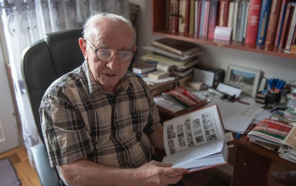 Климент Арутюнян с книгой Армянский народ в Великой Отечественной войне 1941-1945 гг. Климент Арутюнян с книгой Армянский народ в Великой Отечественной войне 1941-1945 гг. - Sputnik Армения
