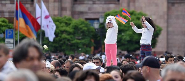 Площадь Республики после выбора Никола Пашиняна премьер-министром Армении (8 мая 2018). Еревaн - Sputnik Армения