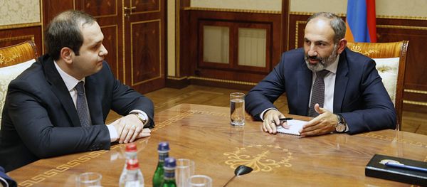Никол Пашинян и  Георгий Кутоян - Sputnik Армения