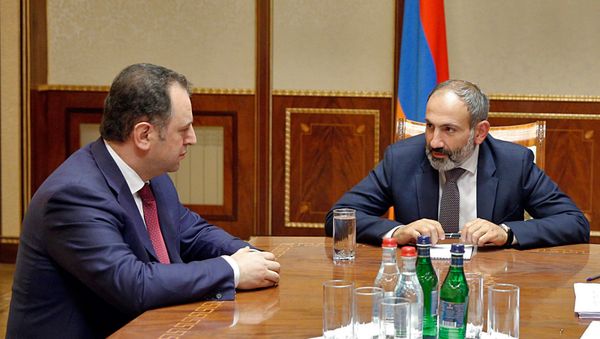 Премьер-министр Никол Пашинян принял и.о. министра обороны Вигена Саркисяна (8 мая 2018). Еревaн - Sputnik Армения
