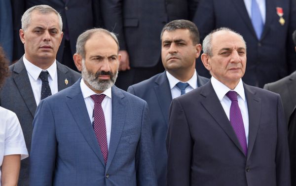 Премьер-министр Армении Никол Пашинян и Президент Арцаха Бако Саакян на параде Победы в Арцахе (9 мая 2018). Степанакерт Премьер-министр Армении Никол Пашинян и Президент Арцаха Бако Саакян на параде Победы в Арцахе (9 мая 2018). Степанакерт - Sputnik Армения