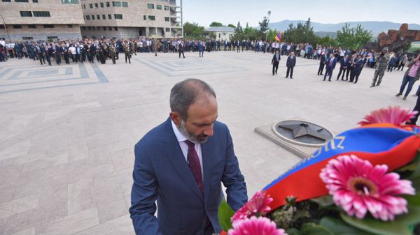 Премьер-министр Армении Никол Пашинян на параде Победы в Арцахе (9 мая 2018). Степанакерт - Sputnik Армения