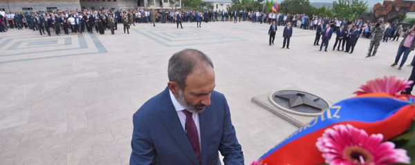 Премьер-министр Армении Никол Пашинян на параде Победы в Арцахе (9 мая 2018). Степанакерт - Sputnik Армения
