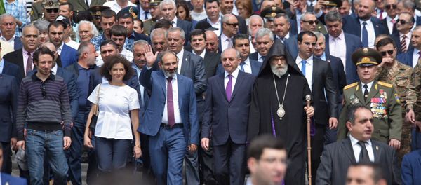 Премьер-министр Армении Никол Пашинян и Президент Арцаха Бако Саакян на параде Победы в Карабахе (9 мая 2018). Степанакерт Премьер-министр Армении Никол Пашинян и Президент Арцаха Бако Саакян на параде Победы в Карабахе (9 мая 2018). Степанакерт - Sputnik Армения