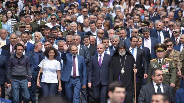 Премьер-министр Армении Никол Пашинян и Президент Арцаха Бако Саакян на параде Победы в Карабахе (9 мая 2018). Степанакерт - Sputnik Армения