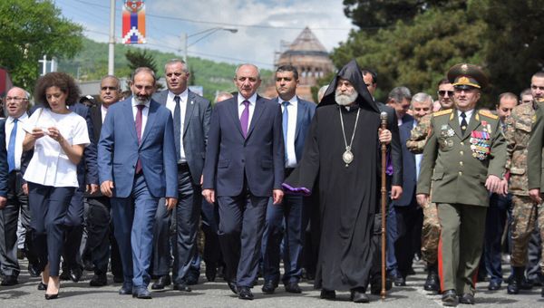 Премьер-министр Армении Никол Пашинян и Президент Арцаха Бако Саакян на параде Победы в Арцахе (9 мая 2018). Степанакерт - Sputnik Армения