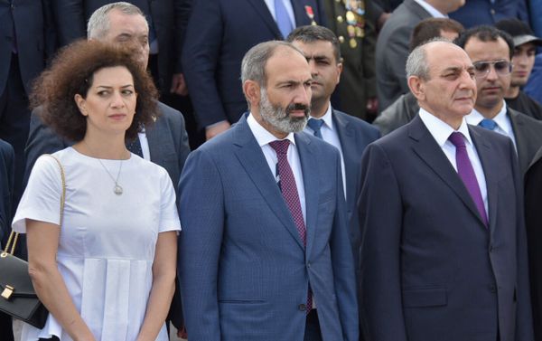 Премьер-министр Армении Никол Пашинян с супругой Анной Акопян и Президент Арцаха Бако Саакян на параде Победы в Арцахе (9 мая 2018). Степанакерт - Sputnik Армения