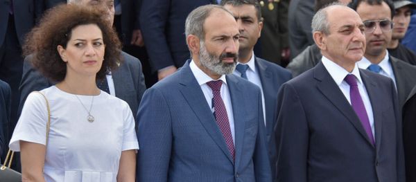 Премьер-министр Армении Никол Пашинян с супругой Анной Акопян и Президент Арцаха Бако Саакян на параде Победы в Карабахе (9 мая 2018). Степанакерт - Sputnik Արմենիա