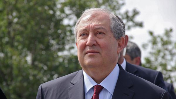 Президент Армении Армен Саркисян у мемориала Мать Армения (9 мая 2018). Парк Победы, Ереван Президент Армении Армен Саркисян у мемориала Мать Армения (9 мая 2018). Парк Победы, Ереван - Sputnik Армения