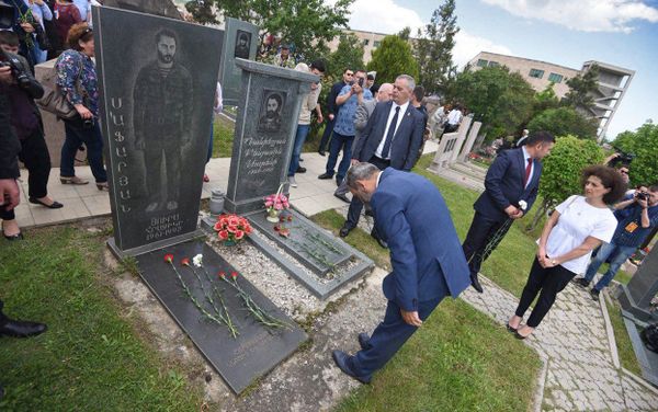 Премьер-министр Армении Никол Пашинян посетил могилы павшим воинам Карабахской войны (9 мая 2018). Степанакерт, Арцах - Sputnik Армения