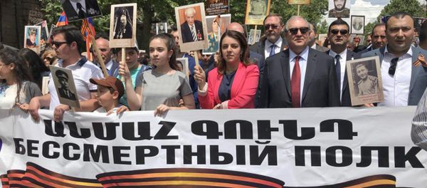 Президент Армении Армен Саркисян во главе Бессмерного полка (9 мая 2018). Ереван - Sputnik Արմենիա