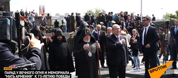 Парад у Вечного огня и мемориала Мать-Армения к 73-летию Победы Парад у Вечного огня и мемориала Мать-Армения к 73-летию Победы - Sputnik Армения