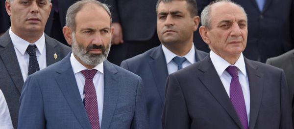 Премьер-министр Армении Никол Пашинян и Президент Арцаха Бако Саакян на параде Победы в Арцахе (9 мая 2018). Степанакерт Премьер-министр Армении Никол Пашинян и Президент Арцаха Бако Саакян на параде Победы в Арцахе (9 мая 2018). Степанакерт - Sputnik Армения