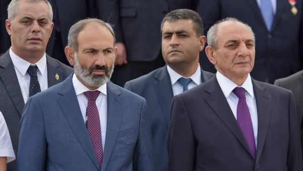 Премьер-министр Армении Никол Пашинян и Президент Арцаха Бако Саакян на параде Победы в Арцахе (9 мая 2018). Степанакерт - Sputnik Армения