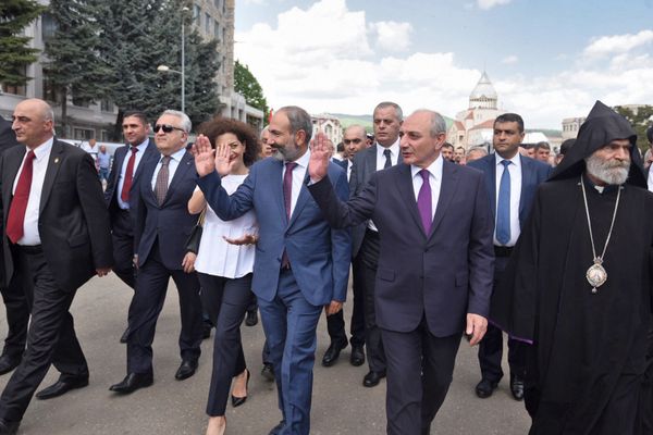 Премьер-министр Армении Никол Пашинян с супругой Анной Акопян и карабахским лидером Бако Саакяном на параде Победы (9 мая 2018). Степанакерт - Sputnik Армения