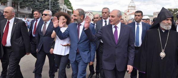 Премьер-министр Армении Никол Пашинян с супругой Анной Акопян и Президент Арцаха Бако Саакян на параде Победы в Арцахе (9 мая 2018). Степанакерт Премьер-министр Армении Никол Пашинян с супругой Анной Акопян и Президент Арцаха Бако Саакян на параде Победы в Арцахе (9 мая 2018). Степанакерт - Sputnik Армения