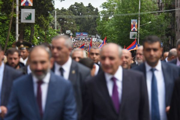 Премьер-министр Армении Никол Пашинян и лидер Карабаха Бако Саакян на параде Победы (9 мая 2018). Степанакерт - Sputnik Армения