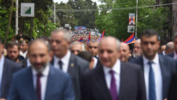 Премьер-министр Армении Никол Пашинян и Президент Арцаха Бако Саакян на параде Победы в Карабахе (9 мая 2018). Степанакерт - Sputnik Արմենիա