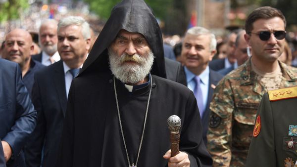 Предводитель Карабахской епархии ААЦ, архиепископ Паргев Мартиросян на параде Победы в Арцахе (9 мая 2018). Степанакерт - Sputnik Армения