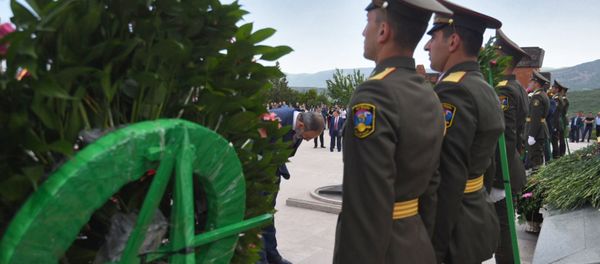 Премьер-министр Армении Никол Пашинян на параде Победы в Карабахе (9 мая 2018). Степанакерт Премьер-министр Армении Никол Пашинян на параде Победы в Карабахе (9 мая 2018). Степанакерт - Sputnik Армения