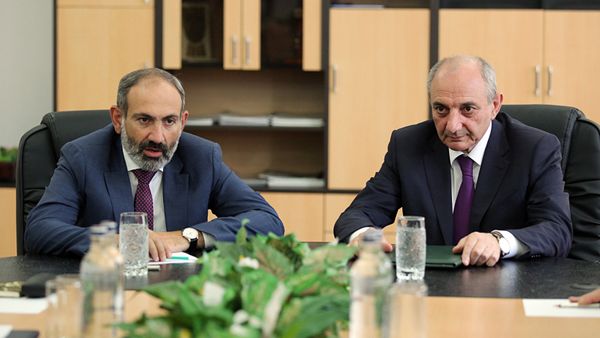 Главы Армении и Карабаха - Никол Пашинян и Бако Саакян в штаб-квартире Армии обороны. Степанакерт (9 мая) - Sputnik Արմենիա