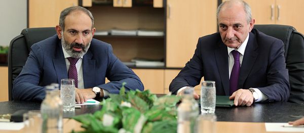 Главы Армении и Карабаха - Никол Пашинян и Бако Саакян в штаб-квартире Армии обороны. Степанакерт (9 мая) - Sputnik Армения