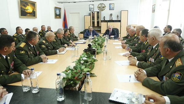 Главы Армении и Карабаха - Никол Пашинян и Бако Саакян в штаб-квартире Армии обороны (9 мая 2018). Степанакерт - Sputnik Армения