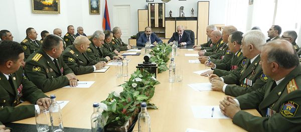 Главы Армении и Карабаха - Никол Пашинян и Бако Саакян в штаб-квартире Армии обороны (9 мая 2018). Степанакерт - Sputnik Армения