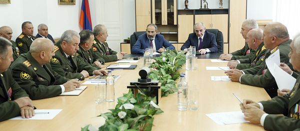 Главы Армении и Карабаха - Никол Пашинян и Бако Саакян в штаб-квартире Армии обороны. Степанакерт (9 мая) - Sputnik Արմենիա
