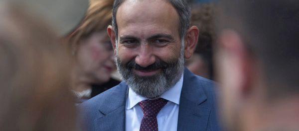 Премьер-министр Армении Никол Пашинян на параде Победы в Арцахе (9 мая 2018). Степанакерт Премьер-министр Армении Никол Пашинян на параде Победы в Арцахе (9 мая 2018). Степанакерт - Sputnik Армения