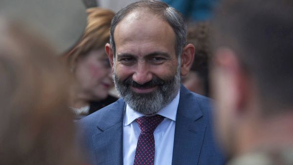Премьер-министр Армении Никол Пашинян на параде Победы в Арцахе (9 мая 2018). Степанакерт - Sputnik Армения