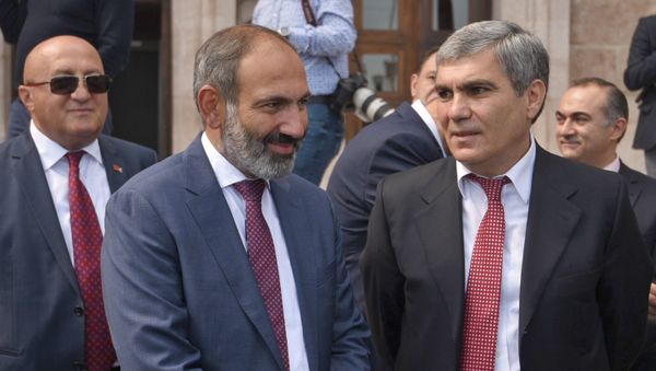 Премьер-министр Армении Никол Пашинян и депутат от фракции Елк Арам Завенович Саркисян в Карабахе (9 мая 2018). Степанакерт - Sputnik Արմենիա