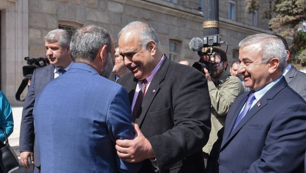 Премьер-министр Армении Никол Пашинян и Раффи Ованнисян в Карабахе (9 мая 2018). Степанакерт Премьер-министр Армении Никол Пашинян и Раффи Ованнисян в Карабахе (9 мая 2018). Степанакерт - Sputnik Армения