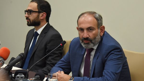 Пресс-конференция премьер-министра Армении Никола Пашиняна в Карабахе (9 мая 2018). Степанакерт Пресс-конференция премьер-министра Армении Никола Пашиняна в Карабахе (9 мая 2018). Степанакерт - Sputnik Армения