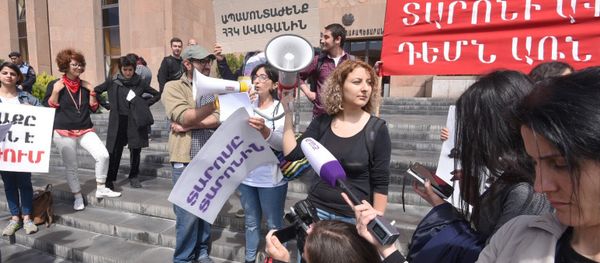 Активисты требуют отставки мэра столицы, Тарона Маркаряна (10 мая 2018). Ереван Активисты требуют отставки мэра столицы, Тарона Маркаряна (10 мая 2018). Ереван - Sputnik Армения