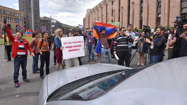 Активисты заблокировали движение улицы Аргишти перед мэрией столицы (10 мая 2018). Ереван - Sputnik Армения