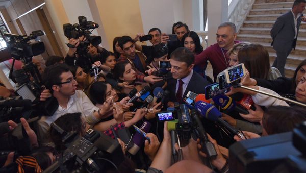 Беседа с журналистами начальника Полиции Армении Валерия Осипяна после заседания правительства (11 мая 2018). Еревaн - Sputnik Армения