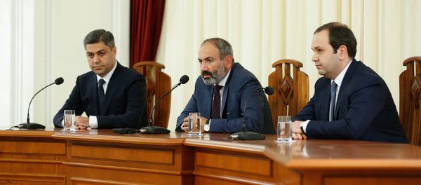 На встрече с руководящим составом СНБ премьер-министр Никол Пашинян представил нового директора (11 мая 2018). Еревaн - Sputnik Արմենիա