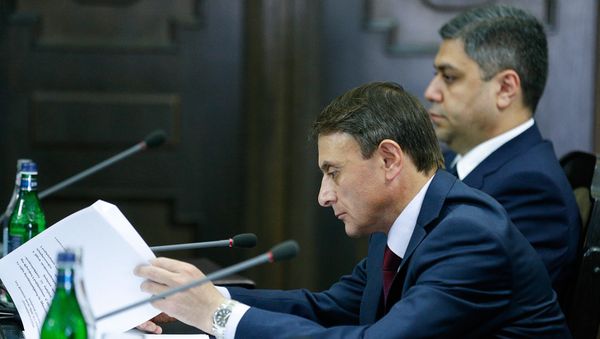 Начальник Полиции Валерий Осипян и директор Службы национальной безопасности Артур Ванецян на заседании правительства Армении (11 мая 2018). Еревaн - Sputnik Армения