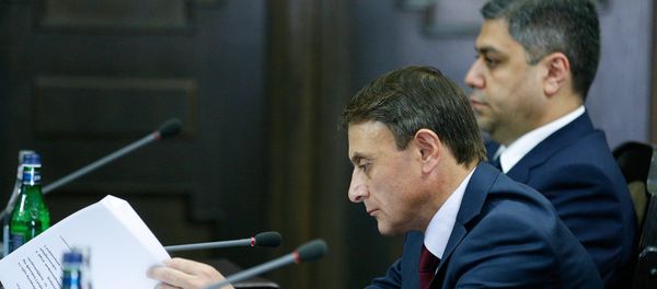 Начальник Полиции Валерий Осипян и директор Службы национальной безопасности Артур Ванецян на заседании правительства Армении (11 мая 2018). Еревaн Начальник Полиции Валерий Осипян и директор Службы национальной безопасности Артур Ванецян на заседании правительства Армении (11 мая 2018). Еревaн - Sputnik Армения