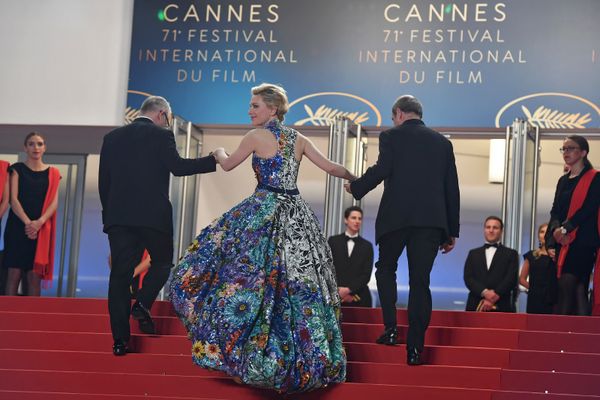 Генеральный директор Каннского кинофестиваля Тьерри Фремо, актриса Кейт Бланшетт и президент Каннского фестиваля Пьер Лескюр на красной дорожке 71-го Каннского кинофестиваля перед премьерой фильма Cold War (10 мая 2018). Канны, Франция - Sputnik Армения